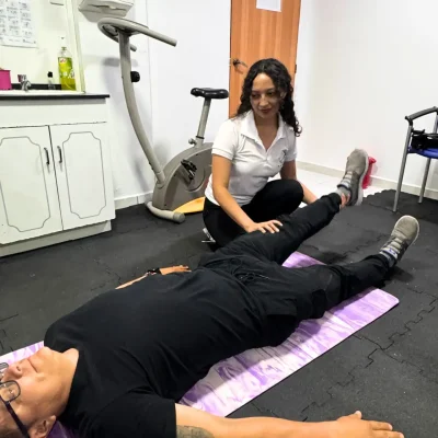 Atención personalizada y valoración de paciente en la clínica JMS Fisioterapia