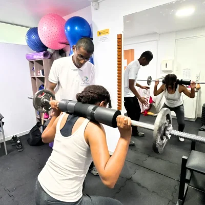 Fisioterapeuta de JMS Fisioterapia atendiendo a un paciente durante una sesión de rehabilitación