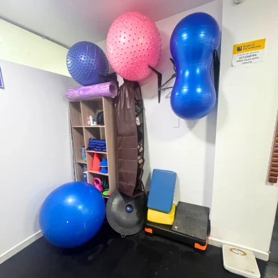 Sala de consulta en JMS Fisioterapia equipada para valoraciones y fisioterapia personalizada
